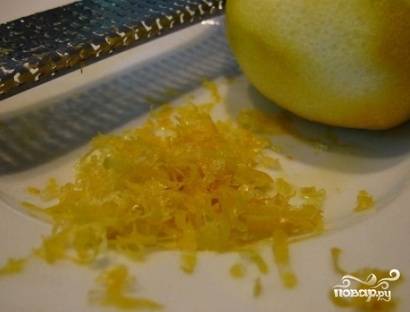 С помощью мелкой терки натираем лимонную цедру. И затем разрезаем лимон пополам. С одной половинки выдавим сок.