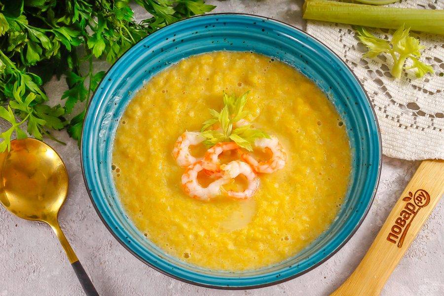Выложите крем-суп в глубокие тарелки или пиалы, украсьте по вкусу и подайте к столу теплым.