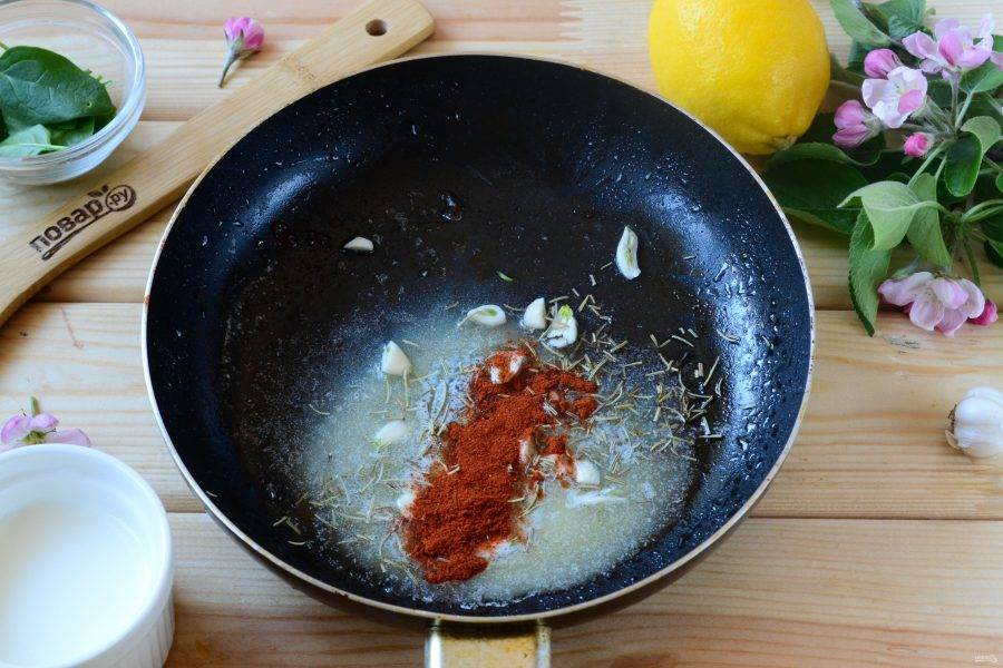 Как только масло растопится, добавьте порезанный на кусочки чеснок, паприку и тимьян. Перемешайте и готовьте буквально минуту. 