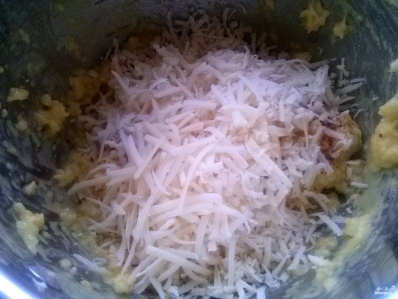 Добавьте паприку и тертый на мелкой терке сыр, хорошо перемешайте. Для выраженного вкуса на этом этапе можете добавить чеснок.