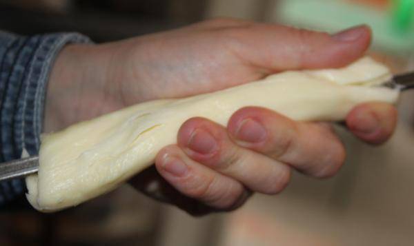 Сыр сулугуни лучше брать в виде палочек. Их удобно нанизывать на шампура. Каждый кусочек нанизьте на шампур так, чтобы он плотно на нем сидел по всей длине. 