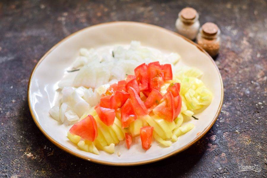 Фунчоза с овощами и тунцом
