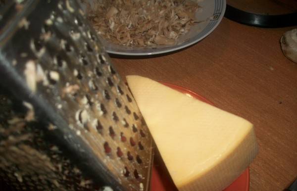 3. Сюда же натираем сыр на крупной терке и смешиваем вместе с фаршем. 