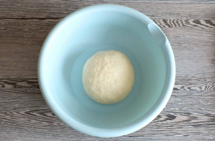 Готовое тесто должно получиться упругим, но мягким, не липнущим к рукам. Тесто округлите, выложите в чашу, накройте и оставьте на 1 час в теплом месте.