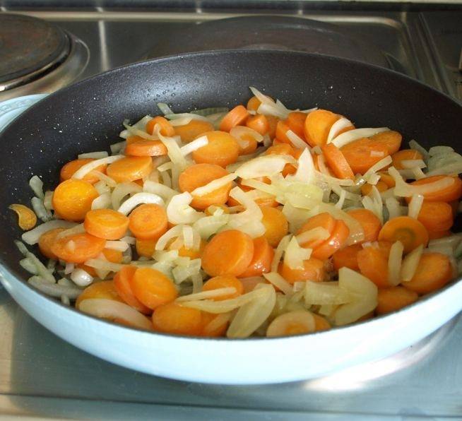 Нагрейте оливковое масло в сковороде на среднем огне. Добавить морковь и лук. Жарить в течение 5 минут. Посыпать сушеной кинзой.
