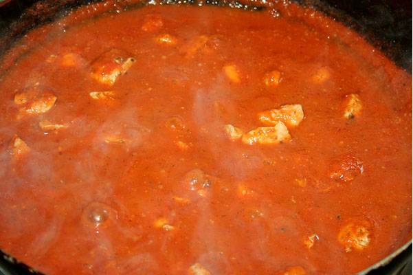 2. Заливаем томатным соком, добавляем специи, и тушим на маленьком огне, пока соус не будет нужной вам густоты.