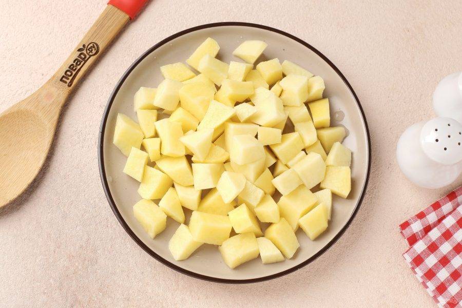 Оставшийся картофель нарежьте кубиками.