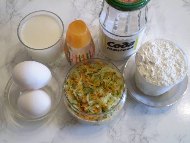 Подготовьте продукты. Для начинки порежьте капусту, добавьте чуточку моркови тертой (для цвета), и помните салат руками, чтобы капуста пустила сок. 