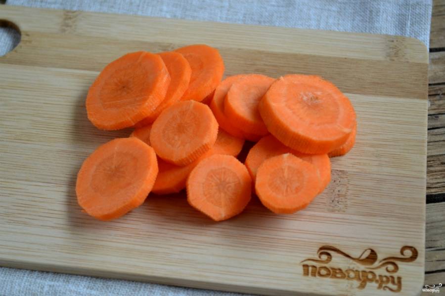 Морковь порежьте тонкими кружками.
