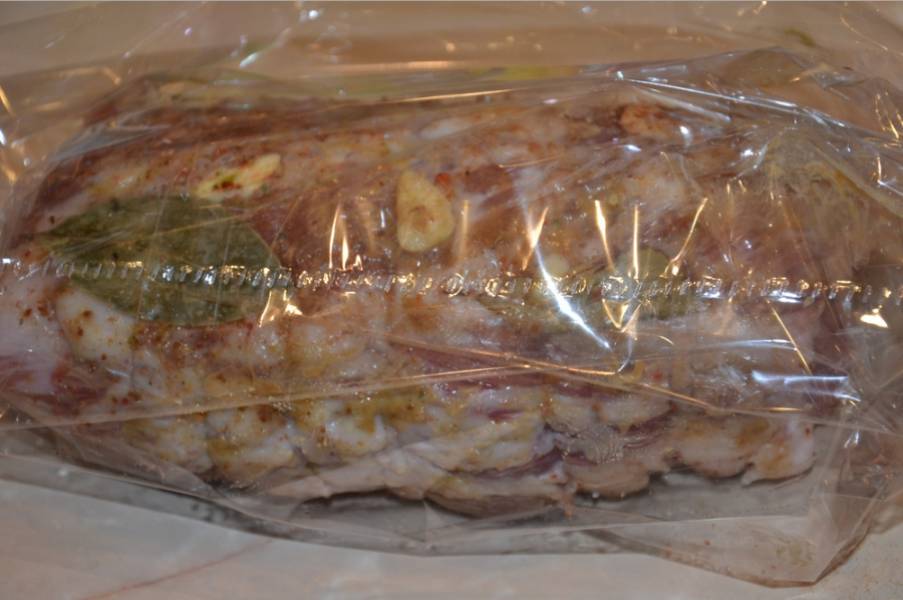 3. Мясо выкладываем в пакет, завязываем края. При температуре 150 градусов запекаем полтора часа. 