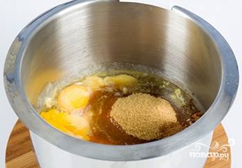 Пряности соедините с яйцами, водкой, мёдом, растопленным маслом, сахаром. Перемешайте ингредиенты венчиком до единой консистенции.