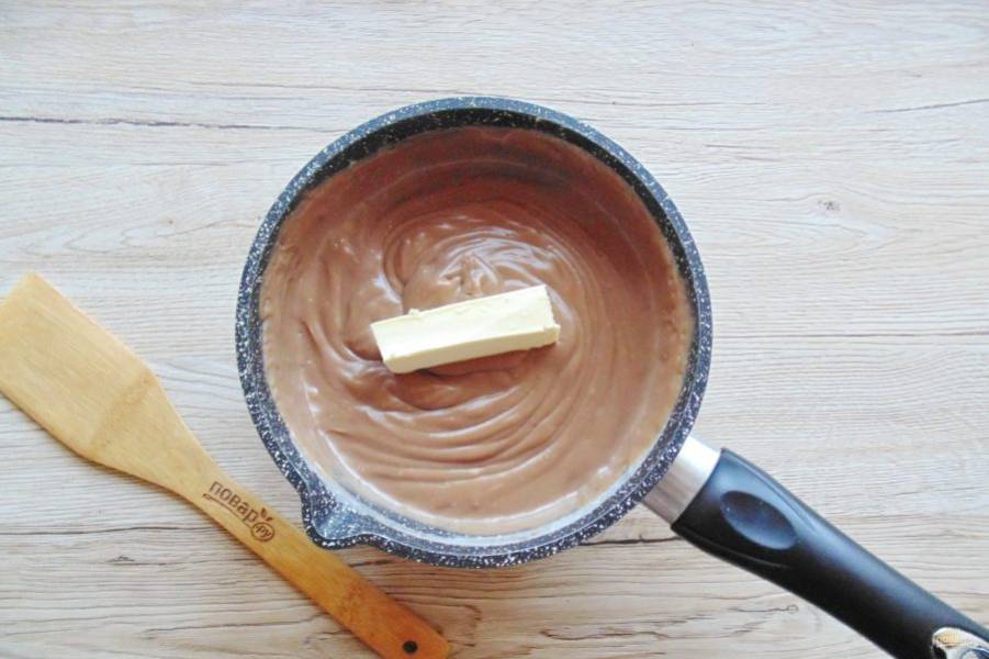 Добавьте сливочное масло и снова перемешайте. Шоколадный крем готов. Хорошо его охладите.