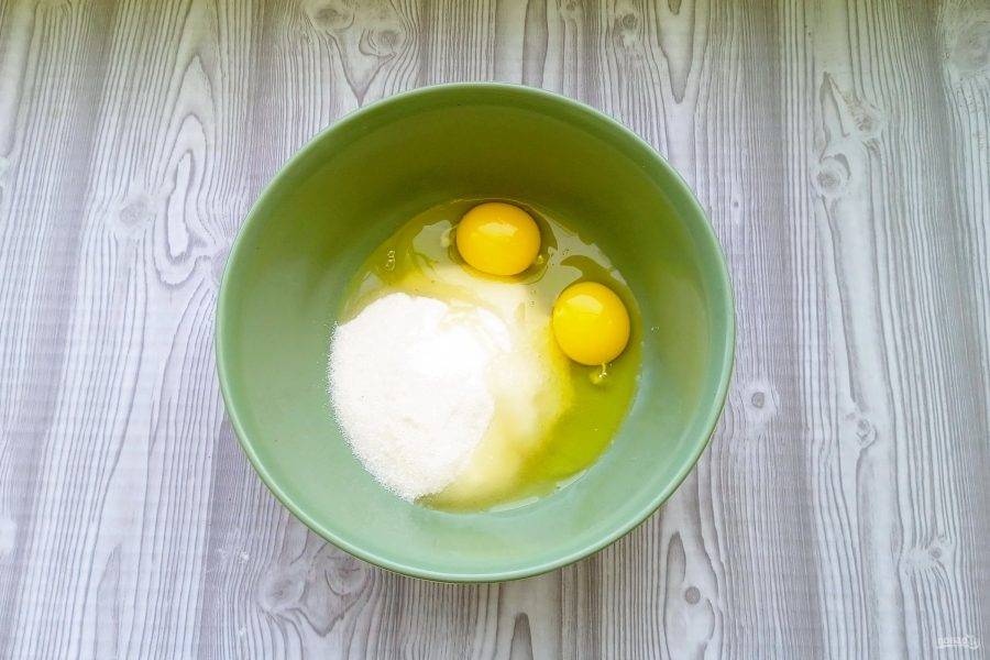 В миску насыпьте сахар и разбейте яйца. Взбейте венчиком или миксером.