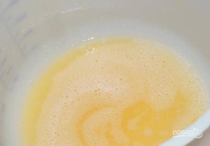 В емкости взбейте яйцо со щепоткой соли. Не стоит сильно стараться, воздушные белковые пики не требуются. Достаточно того, чтобы белки смешались с желтками до однородности.