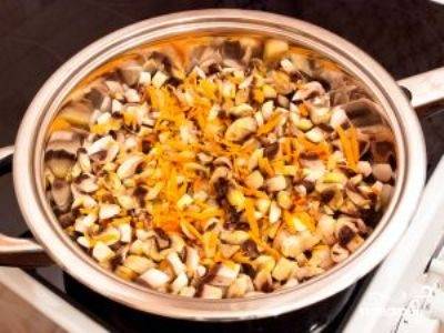 Затем добавьте в сковороду грибы и жарьте до тех пор, пока вся вода не выпарится (примерно 10 минут).