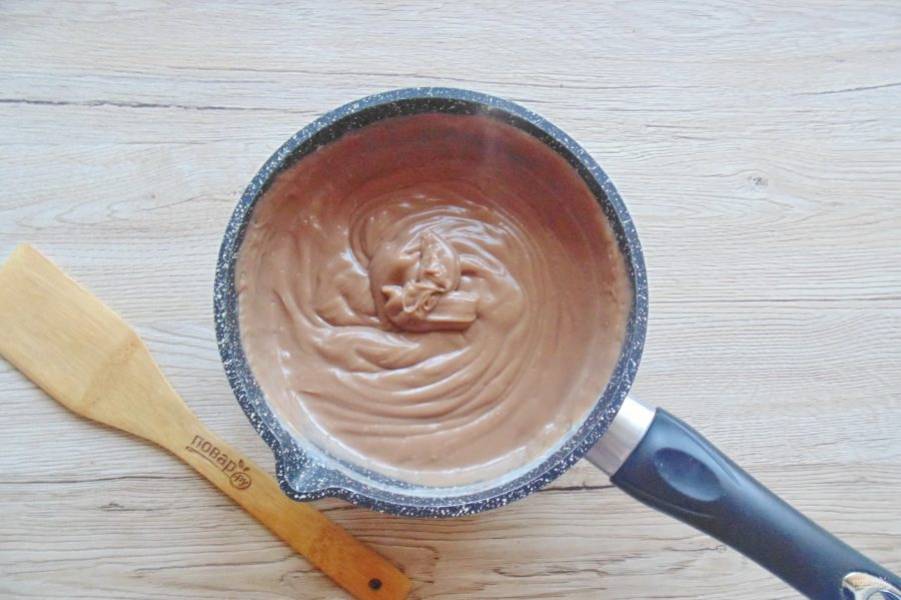 Перемешайте крем с шоколадом.