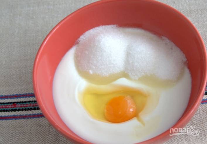 В глубокой миске соединяем: яйцо, кефир и 130 грамм сахара.