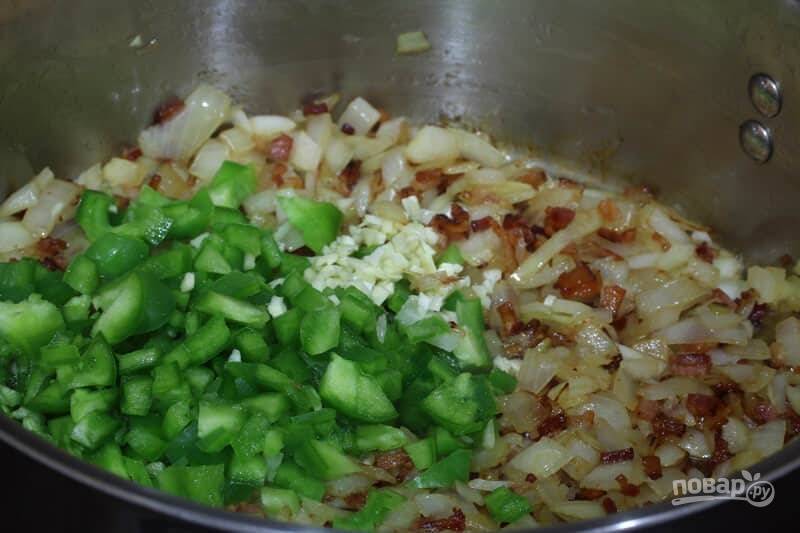 4.	Нарежьте небольшими кусочками перец, измельчите чеснок, выложите овощи к луку и бекону.