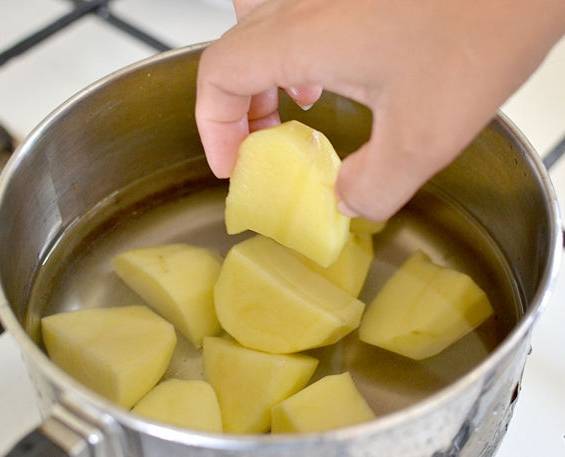 Закидываем картофель в кастрюлю, заливаем водой. 