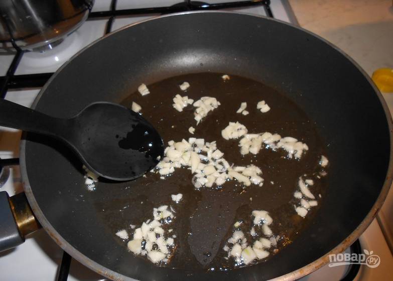 Растопите сливочное масло на сковороде, добавьте немного оливкового. Обжарьте измельченный чеснок несколько минут.