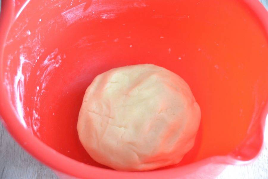 Замесите тесто, соберите его в шар, заверните в пленку и уберите в холодильник на 30-60 минут.