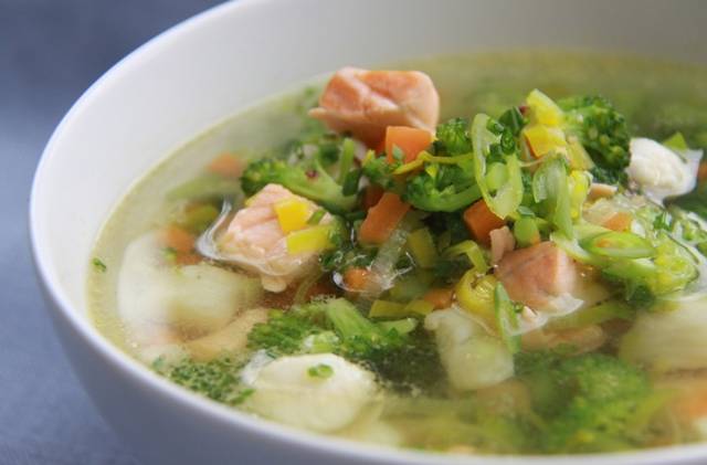 Добавляем в готовый суп измельченную зелень. Даем супу немного настояться и подаем на стол. Приятного аппетита!