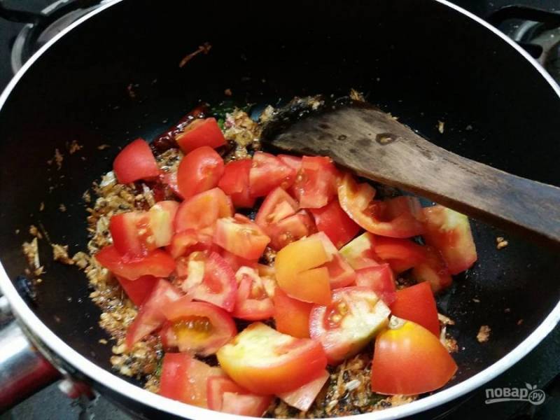 3. Добавьте нарезанные помидоры в сковороду с луком, тушите овощи до мягкости.