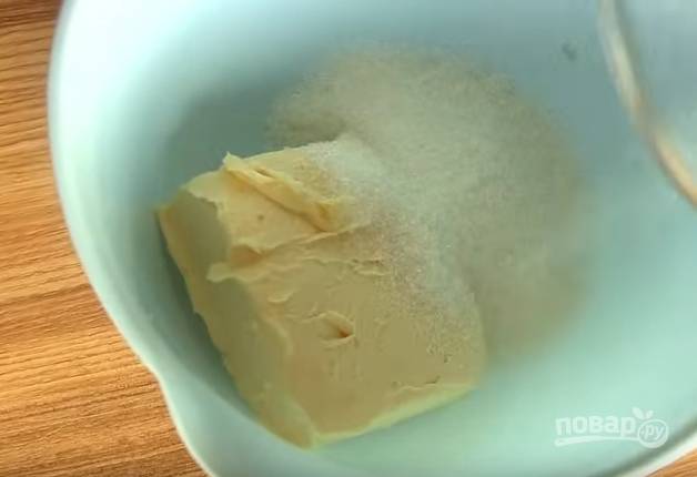 5. Для приготовления крема размягченное сливочное масло перетрите с сахаром.