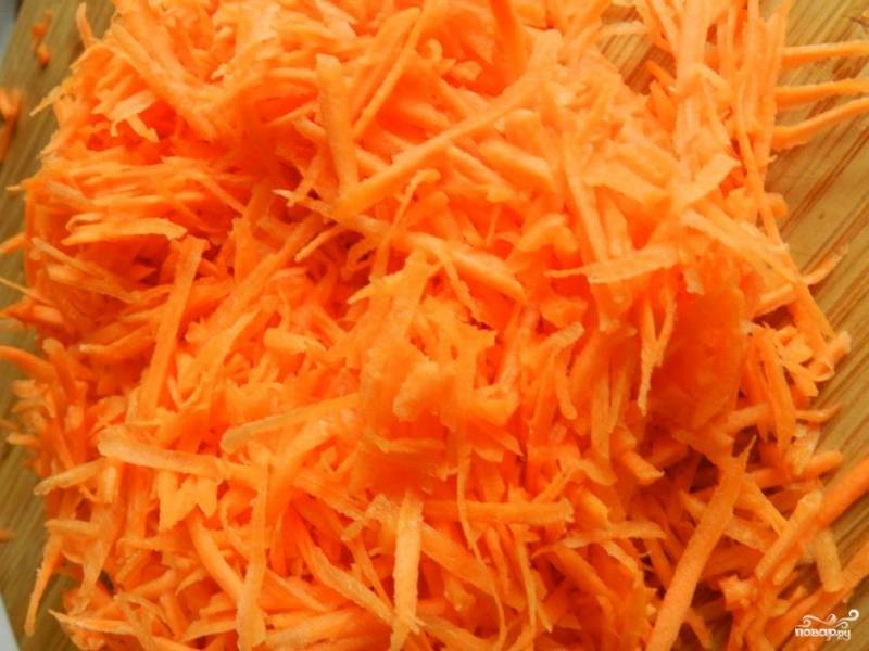 Морковь почистите, помойте и натрите на тёрке для корейской морковки.