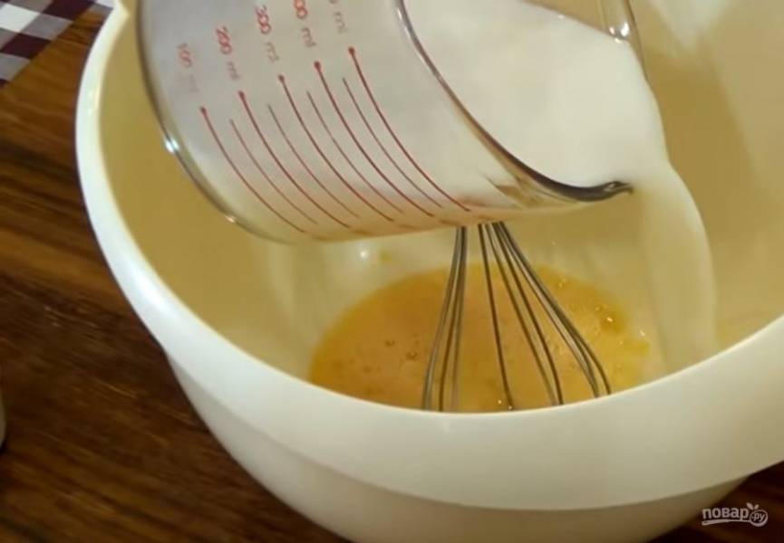 1. Приготовьте тесто: яйца смешайте с солью, чайной ложкой сахара и перемешайте венчиком. Добавьте 250 мл теплого молока (30 С) и небольшими порциями добавьте, постоянно помешивая, просеянную муку. 