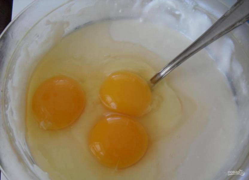 6.	Добавляю куриные яйца к творожной массе.