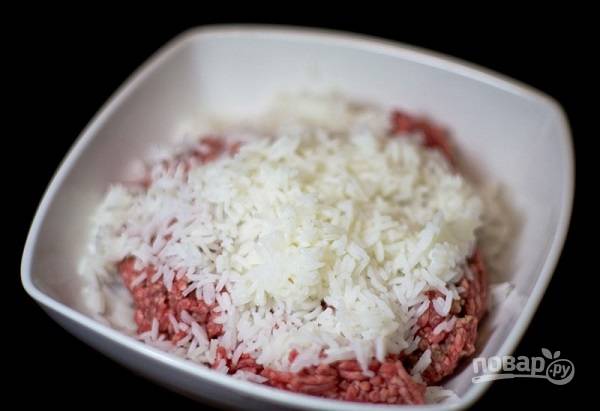 4. В мисочку с фаршем выложите рис. Добавьте соль, перец, специи по вкусу. 
