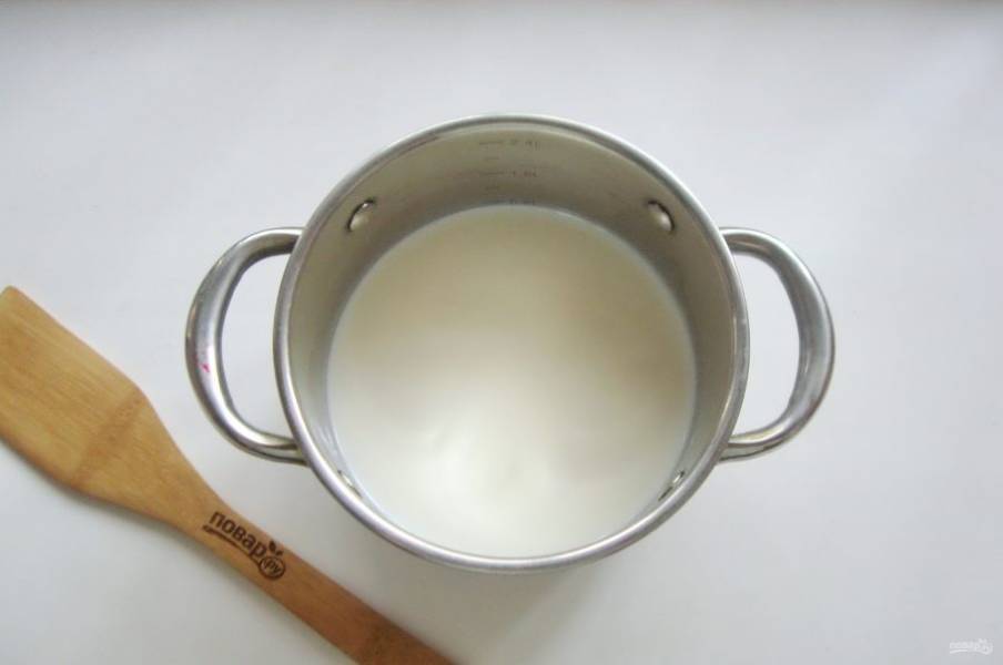 Приготовьте заварной крем. В кастрюлю налейте молоко и поставьте на плиту.