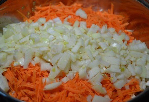 1. Для начала измельчим лук и морковку, и обжарим на сковороде. Часть сырого лука оставьте для фарша.