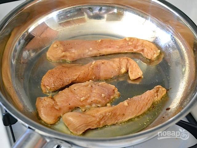 3.	Разогрейте сковороду с растительным маслом, выложите мясо и обжарьте его с каждой стороны до румяной корочки.