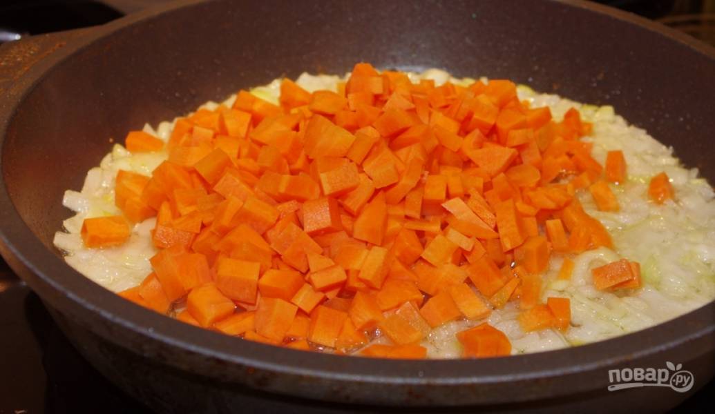 1. Сначала подготовим ингредиенты: мясо разморозим, промоем, обсушим и порежем кусочками. Старайтесь, чтобы не было прожилок. Измельченный лук и морковку обжарим на растительном масле. 