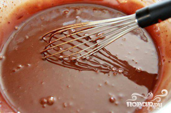 3. Мелко нарезать горький шоколад. Выложить шоколад в большую миску. Сливки довести только до кипения в кастрюле, затем залить горячими сливками шоколад. Дать постоять 1 минуту, затем слегка взбить, пока шоколад не растает, и смесь не станет однородной. 