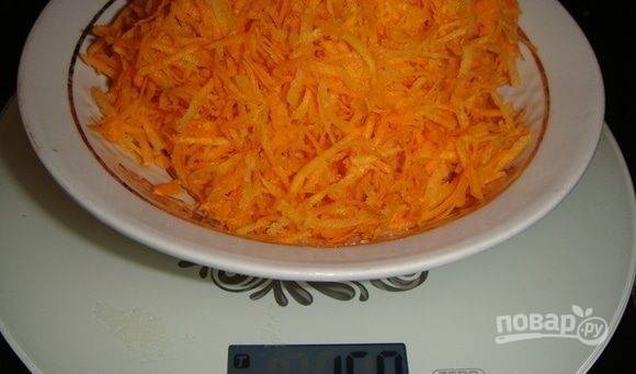 Морковь для бисквита почистите, промойте и крупно натрите.