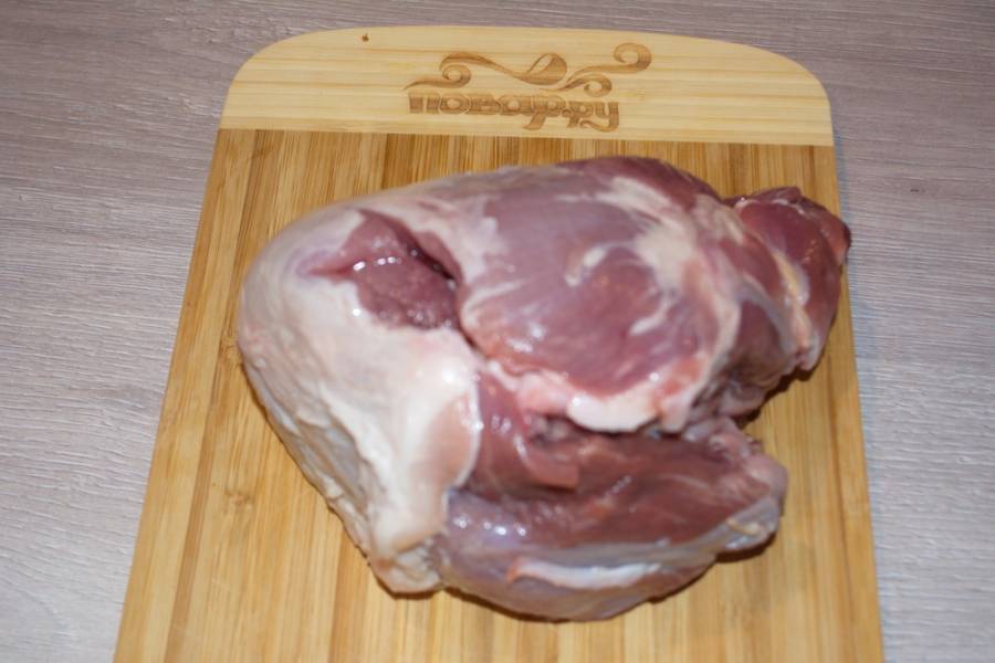 Мы приготовим вместе с вами свинину, запеченную в духовке. Мясо свинины необходимо вымыть и обсушить. С мяса срезаем остатки костей. Хорошо осмотрите мясо, удалите грубые куски жира.