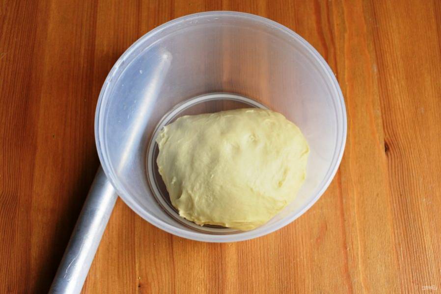 Добавьте яйцо, размягченное сливочное масло и влейте теплое молоко. Замесите мягкое послушное тесто. Не беда, если оно выйдет немного липким, не стоит забивать тесто мукой. Накройте тесто пленкой и дайте ему подойти вдвое в теплом месте.