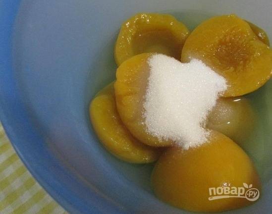 4. Сами же персики вместе с сахаром нужно превратить в однородное пюре. 