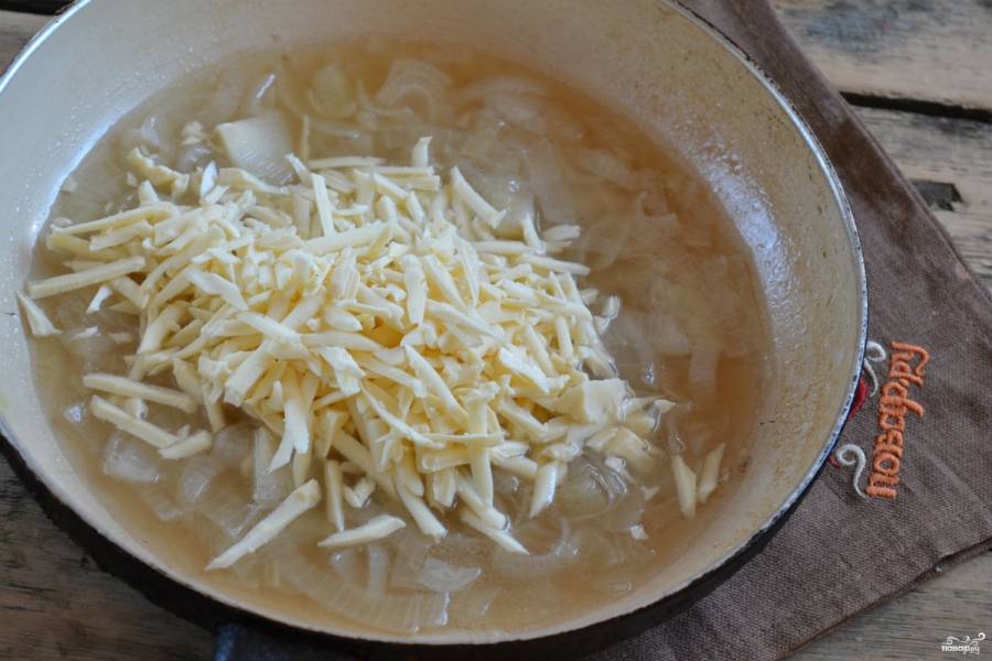 Сыр натрите на крупной терке и отправьте в соус. Помешивайте, чтобы сыр разошелся в соусе. Готовьте еще 7-10 минут.