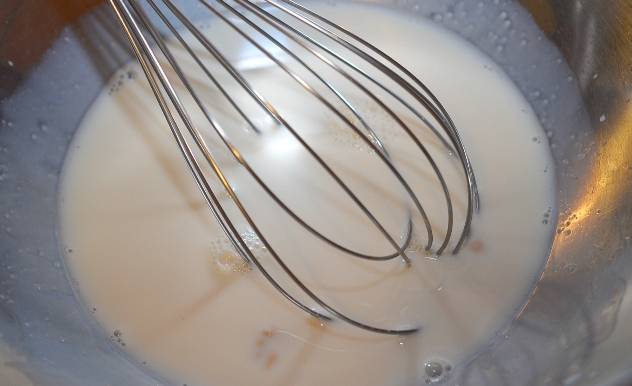 В теплом молоке развести дрожжи, добавить 1 ч.л. сахара. Дать запенится.