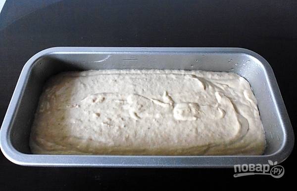 Влейте тесто в форму, застеленную бумагой для выпечки, и отправьте в разогретую до 180 градусов духовку на 50 минут.