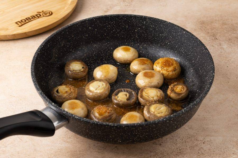 Полейте получившимся соусом грибы, перемешайте. Посолите и поперчите по вкусу. Готовьте около 10-12 минут на среднем огне, пока шампиньоны не станут румяными.