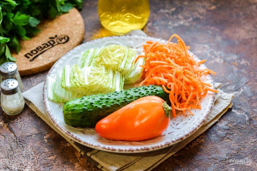 Подготовьте ингредиенты. Корейскую морковь можете сделать домашнюю, либо купить в магазине готовый вариант.