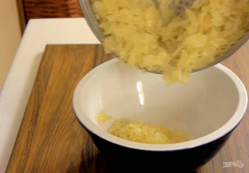 2. Добавьте яично-сметанную смесь и быстро замесите тесто. Переместите тесто в полиэтиленовый пакет, распластайте и поставьте в холодильник на 30 минут. Готовый лук переложите в миску и остудите. 