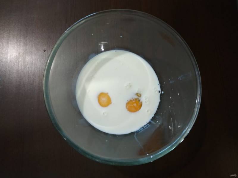 Яйца взбейте, добавьте молоко, соль и сахар. Размешайте все до однородности. Молоко нужно комнатной температуры.