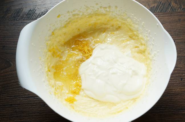 Теперь добавьте йогурт 5% жирности, цедру и сок одного лимона.