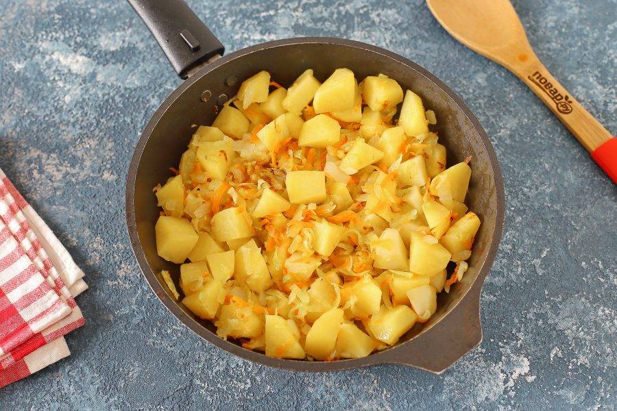 Добавьте картофель и обжарьте все вместе до полуготовности картофеля.